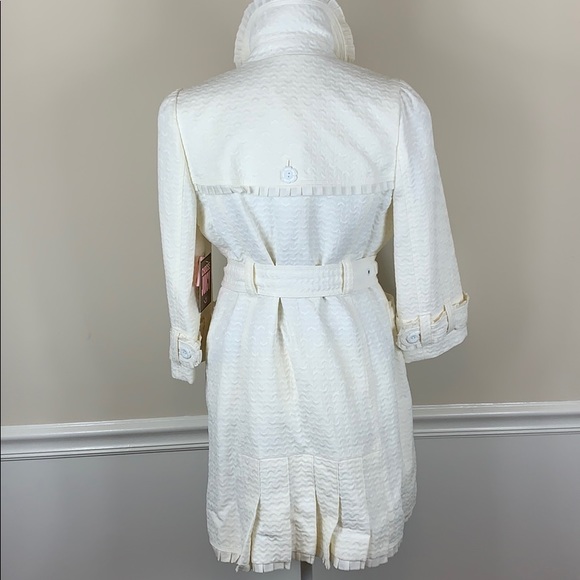 💃🏽Sold💃🏽 White Trench Coat sz L - Picture 5 of 8
